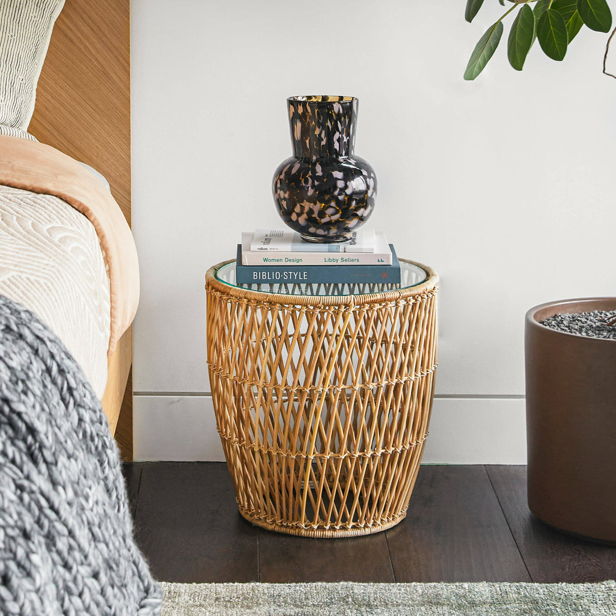 Round Wicker Side Table with Glass Top U852