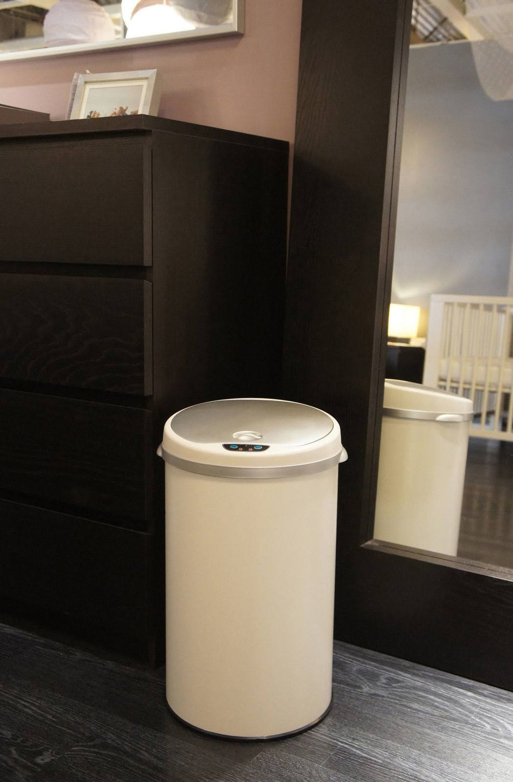 Pearl White 8 Gal Motion Sensor Trash Can E5016