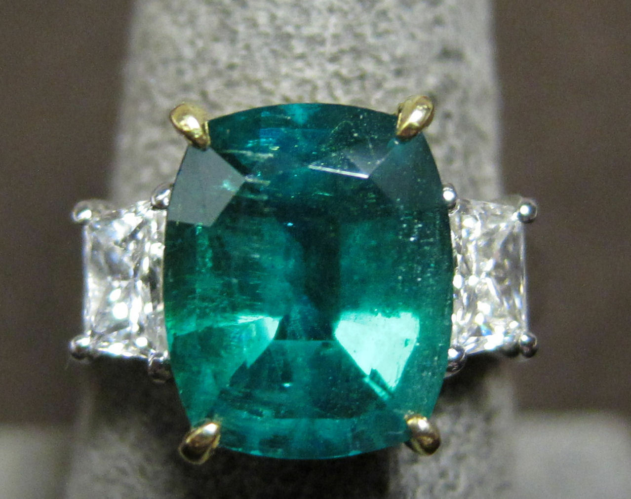 Oval Emerald 5.04 ct Diamond Two Trapezoid Brilliant Ring Platinum J694936